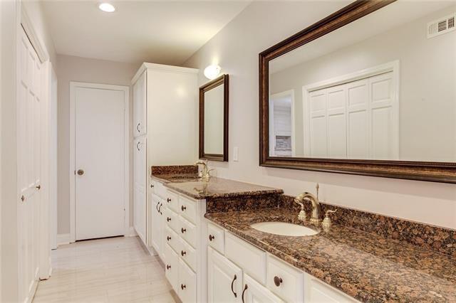 5 Kings Canyon Dr, New Orleans, LA 70131 - bathroom with vanity, recessed lighting, and visible vents