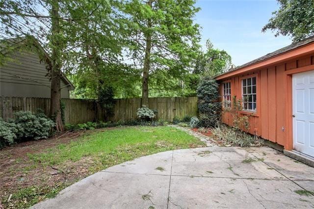 view of yard featuring a patio