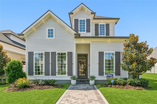 view of front facade featuring a front lawn