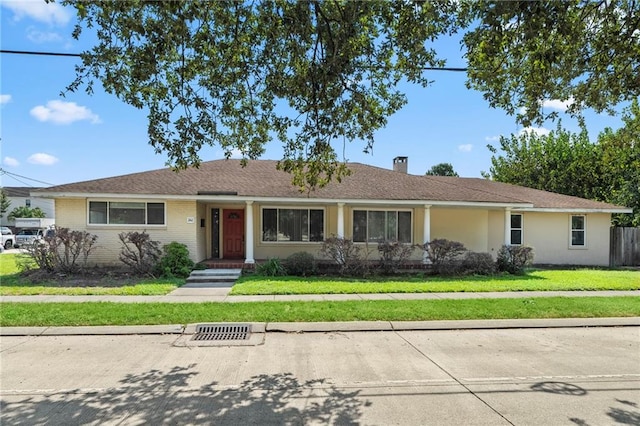 single story home with a front lawn