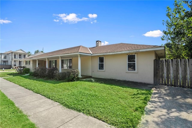 single story home featuring a front lawn