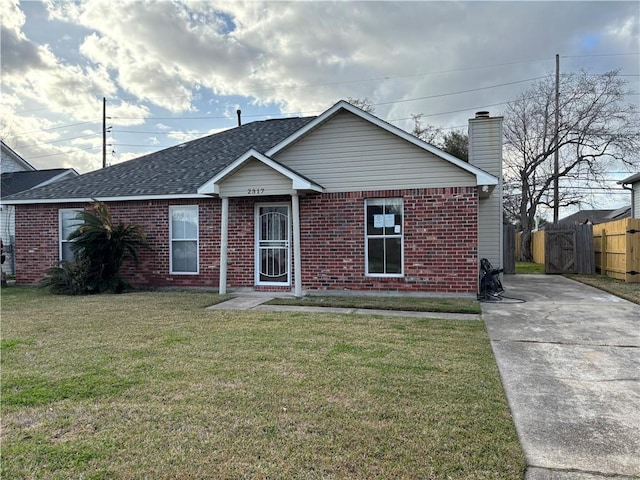 view of front facade with a front yard