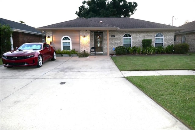 ranch-style house featuring a front yard