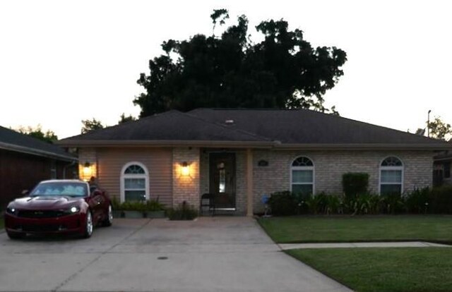 ranch-style house featuring a front yard