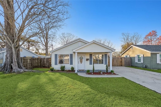 view of front of property featuring a front yard