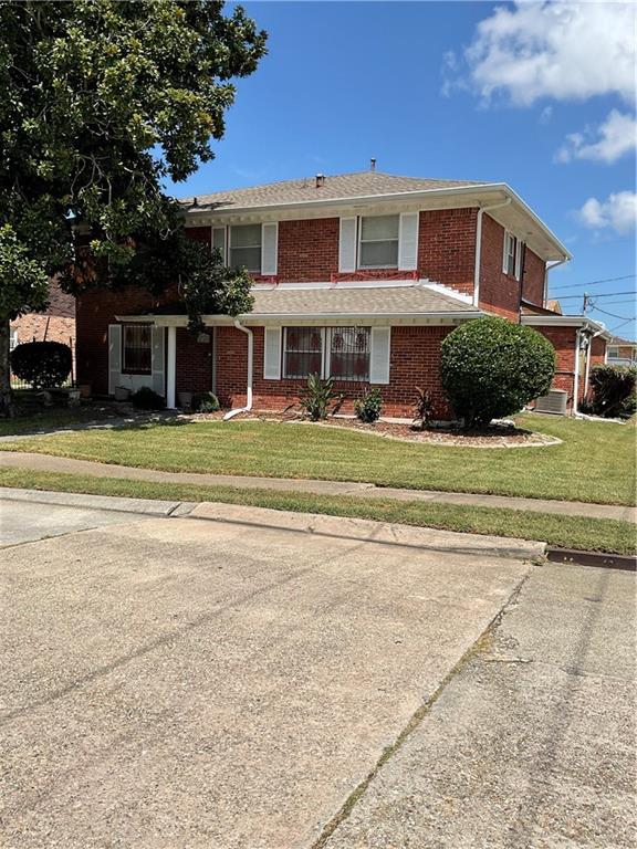 view of front of house with a front yard