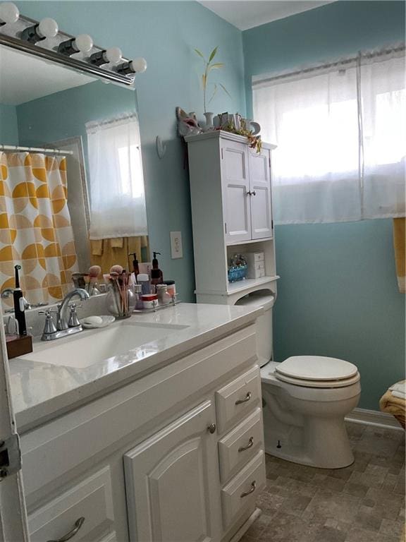 full bath featuring curtained shower, vanity, and toilet