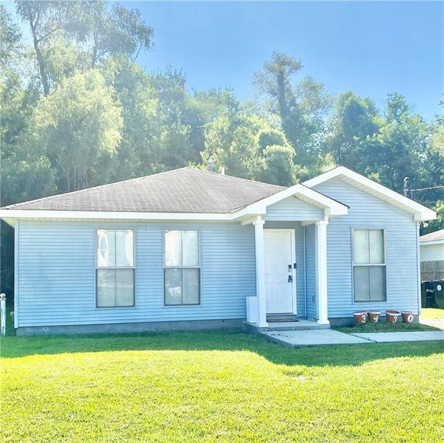 ranch-style home with a front lawn