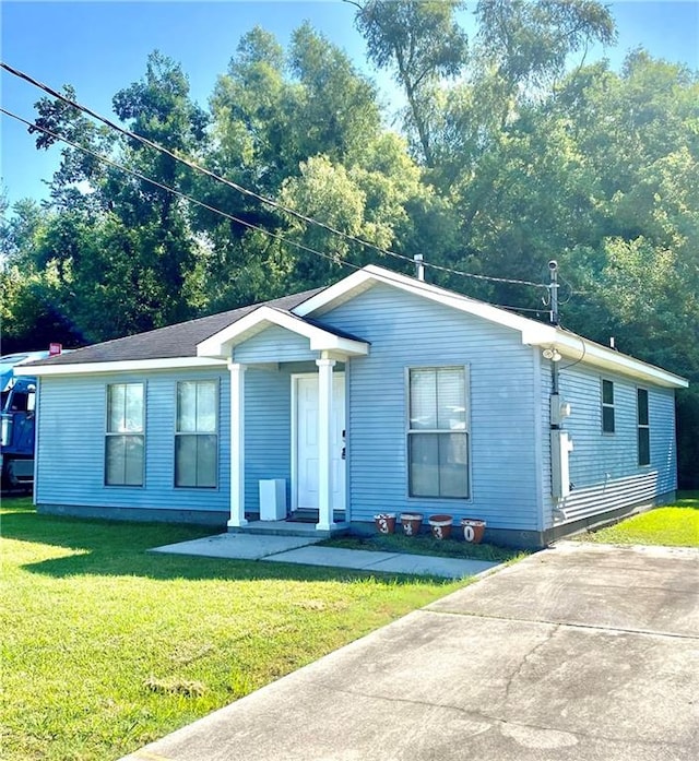 view of front of property featuring a front lawn