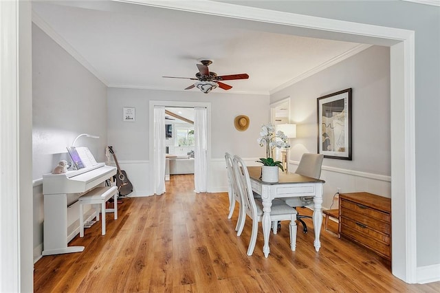 dining area featuring ceiling fan, light hardwood / wood-style flooring, and crown molding