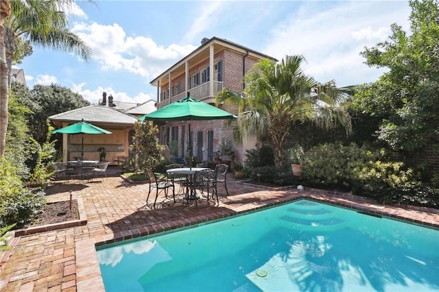 view of swimming pool featuring a patio and an outdoor hangout area