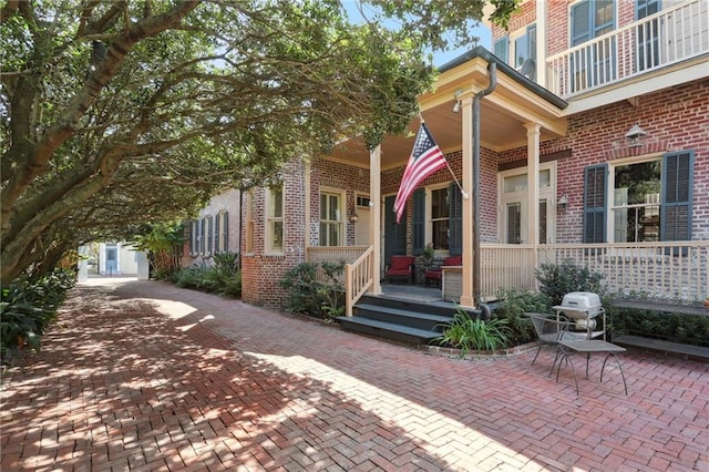 property entrance featuring a porch