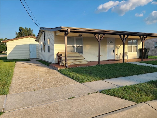 view of front of property featuring an outbuilding and a front yard