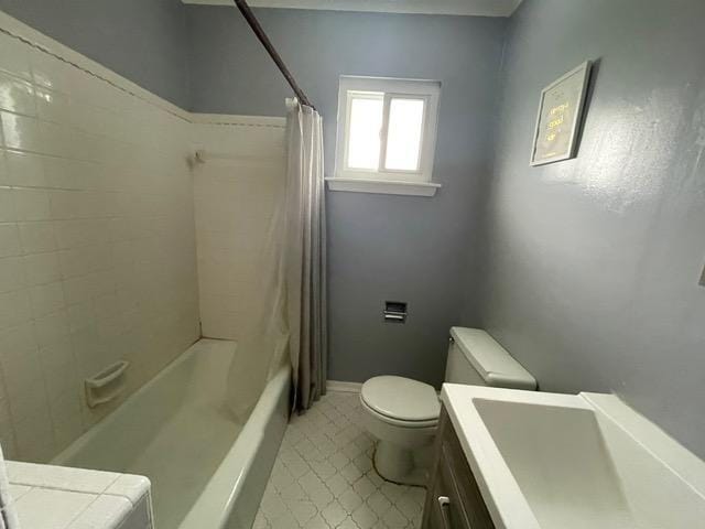 full bathroom with shower / bath combination with curtain, baseboards, vanity, and toilet