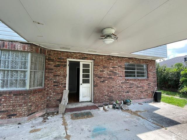 view of patio with ceiling fan