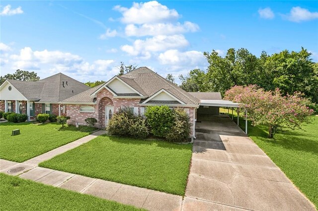 view of front of house featuring a front lawn and a carport