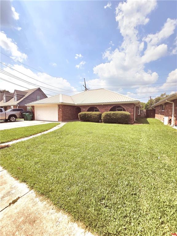 ranch-style home featuring a front lawn