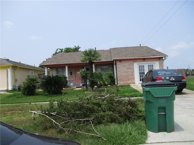 single story home with a front yard