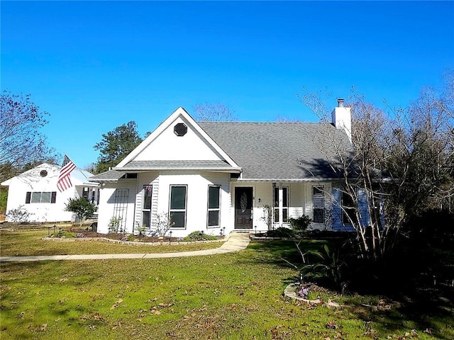 view of front facade featuring a front lawn