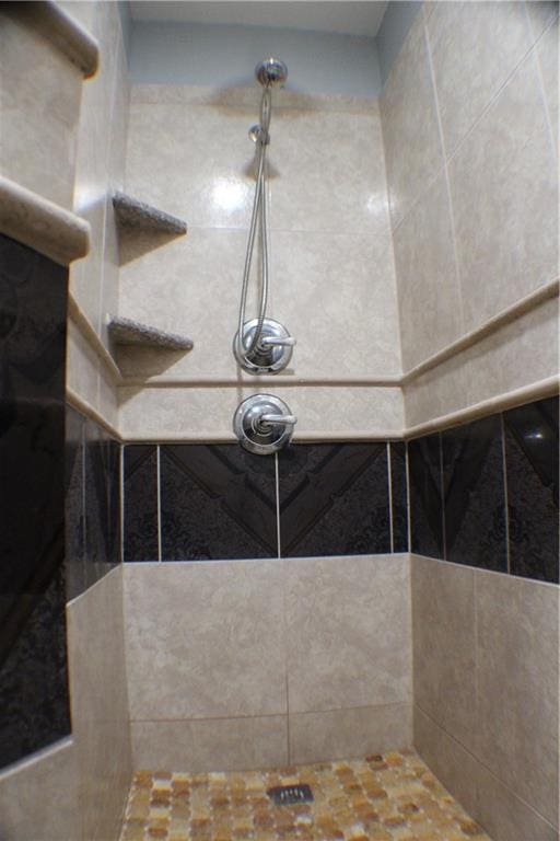 details featuring a tile shower