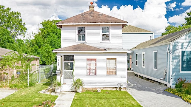 view of front of house featuring a front lawn