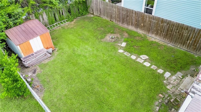 view of yard featuring a shed