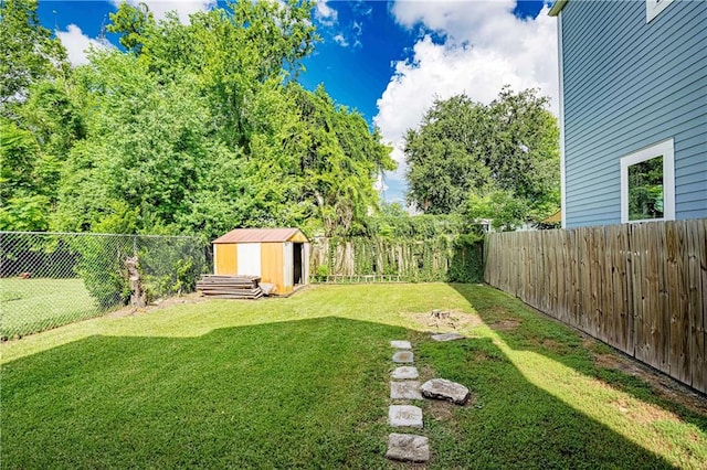 view of yard with a storage shed