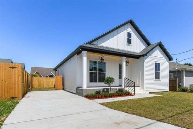 view of front of property with a front yard