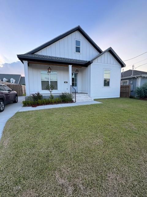 view of front of property featuring a front yard