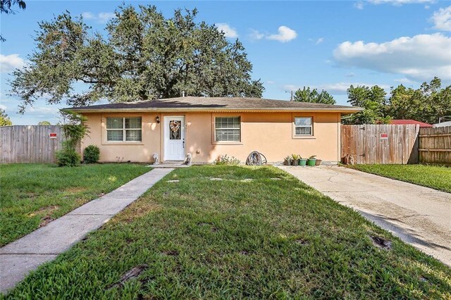 ranch-style home featuring a front yard