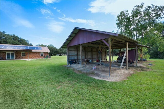 view of yard with an outbuilding