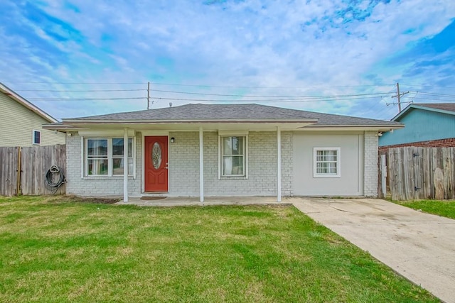 single story home with a front yard