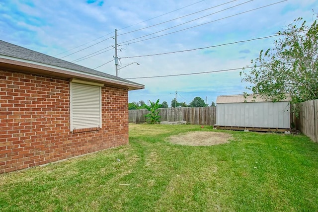 view of yard featuring a shed