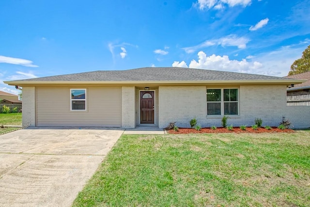 ranch-style home featuring a front lawn