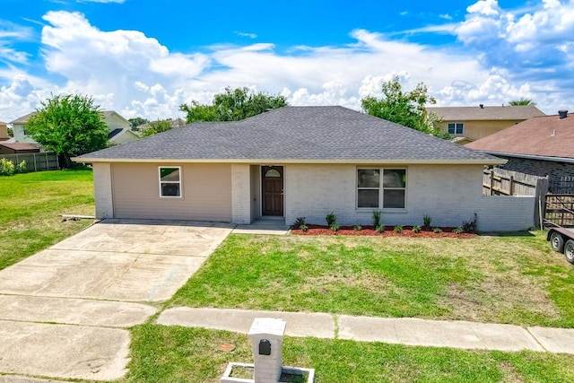 view of front of property featuring a front lawn