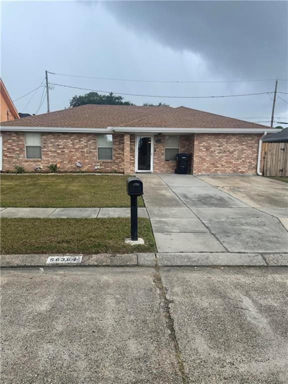 view of front facade with a front lawn