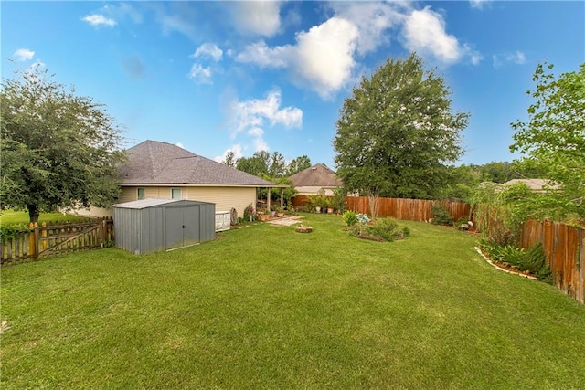 view of yard featuring a shed