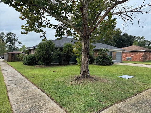 single story home featuring a front lawn