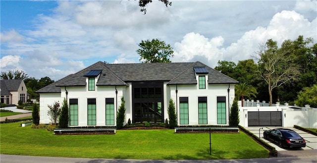 view of front of property featuring a front lawn