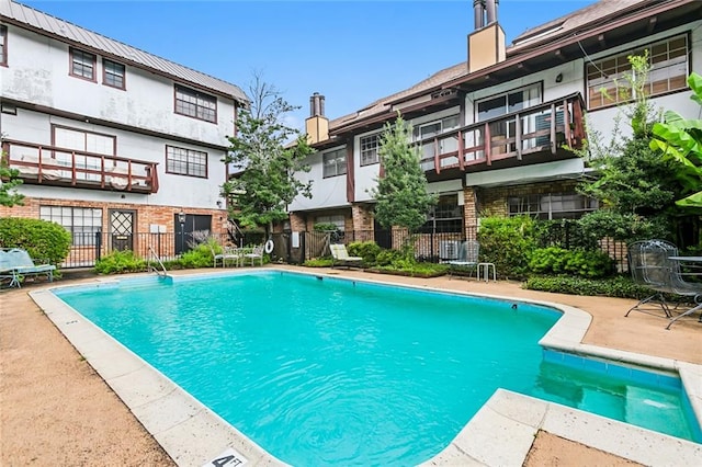 view of swimming pool