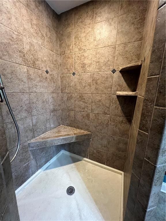 bathroom featuring tiled shower