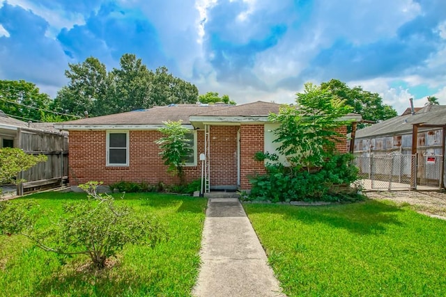 view of front of house featuring a front yard