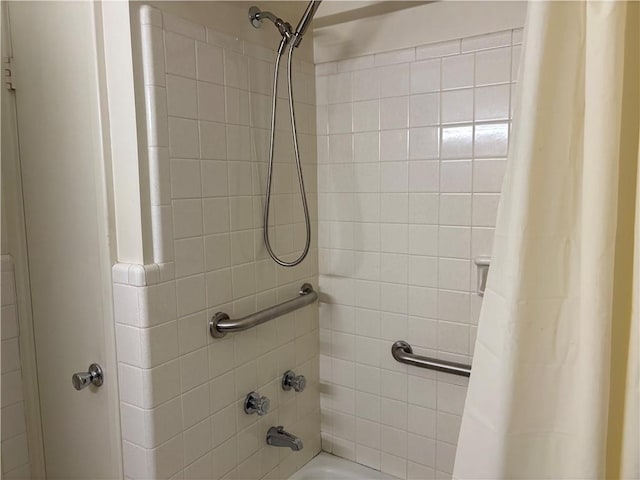 bathroom featuring shower / tub combo