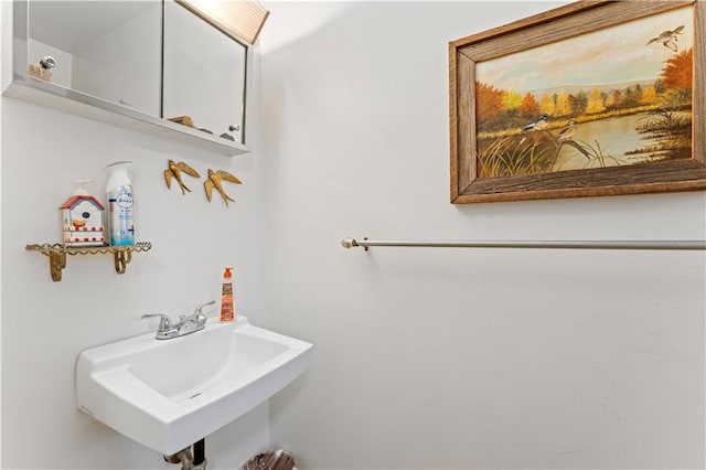 bathroom featuring sink