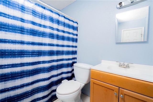 full bath with toilet, a shower with curtain, and vanity