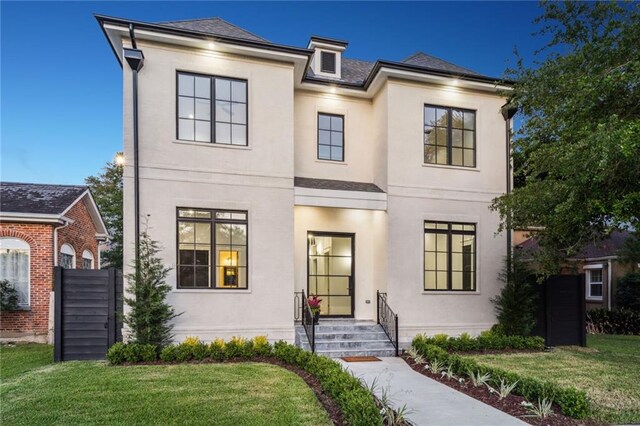 view of front of property featuring a front lawn