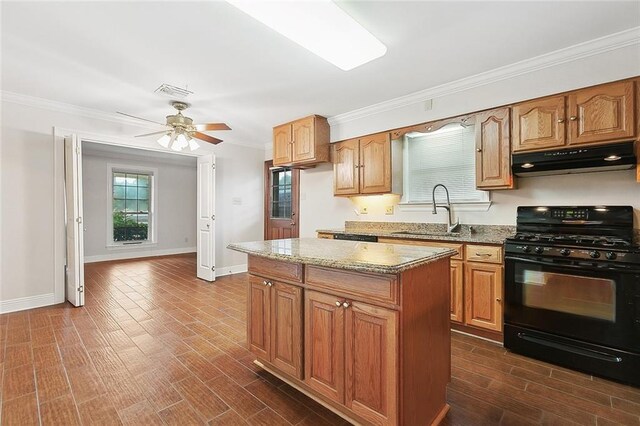 kitchen with ceiling fan, black gas range, dark hardwood / wood-style floors, and sink