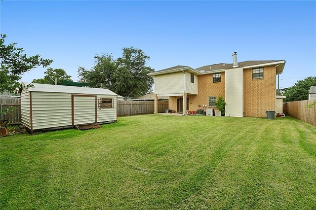 view of yard featuring a storage shed