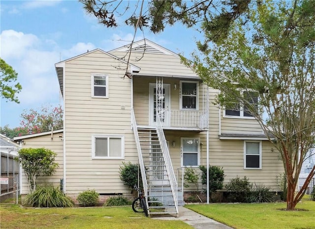 view of front facade featuring a front lawn