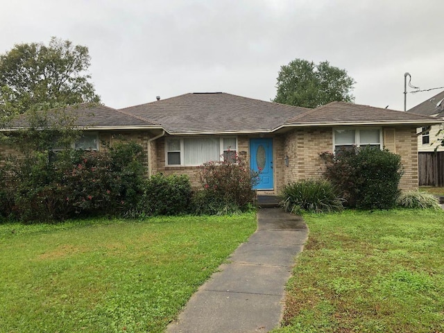 single story home with a front lawn